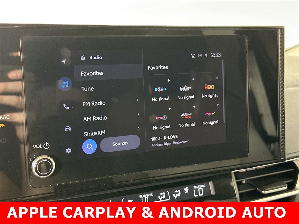 Used 2025 Toyota Sienna LE image 2