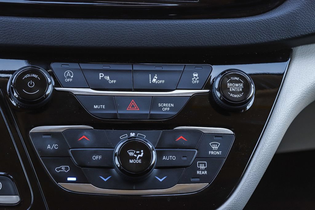 Used 2024 Chrysler Pacifica Touring-L FWD image 15