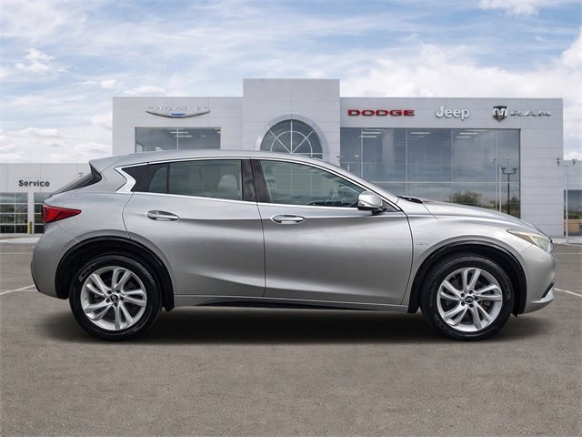 Used 2018 INFINITI QX30 image 2