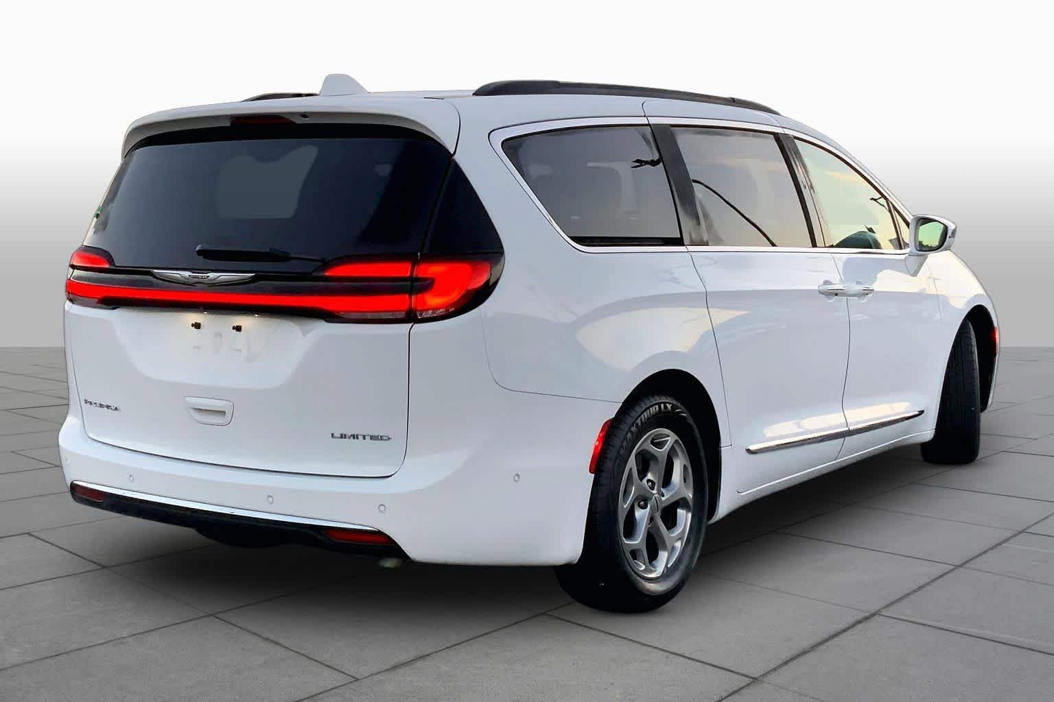 Used 2022 Chrysler Pacifica Limited FWD image 12