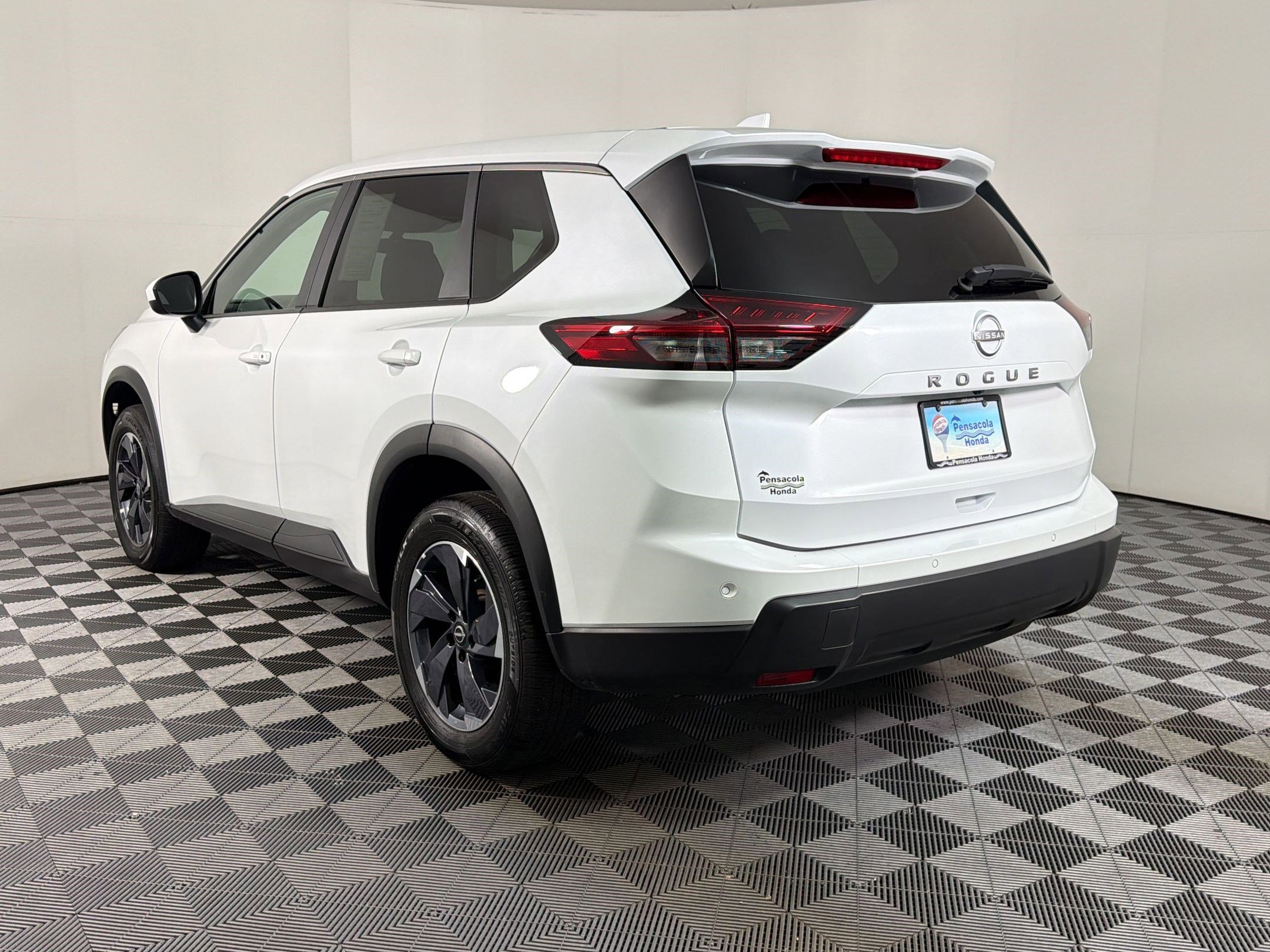 Used 2025 Nissan Rogue SV FWD image 2