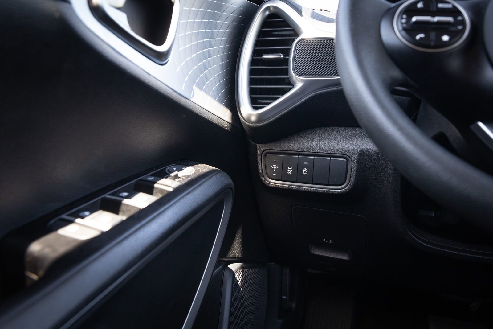 Used 2025 Kia Soul LX w/ LX Technology Package FWD image 24