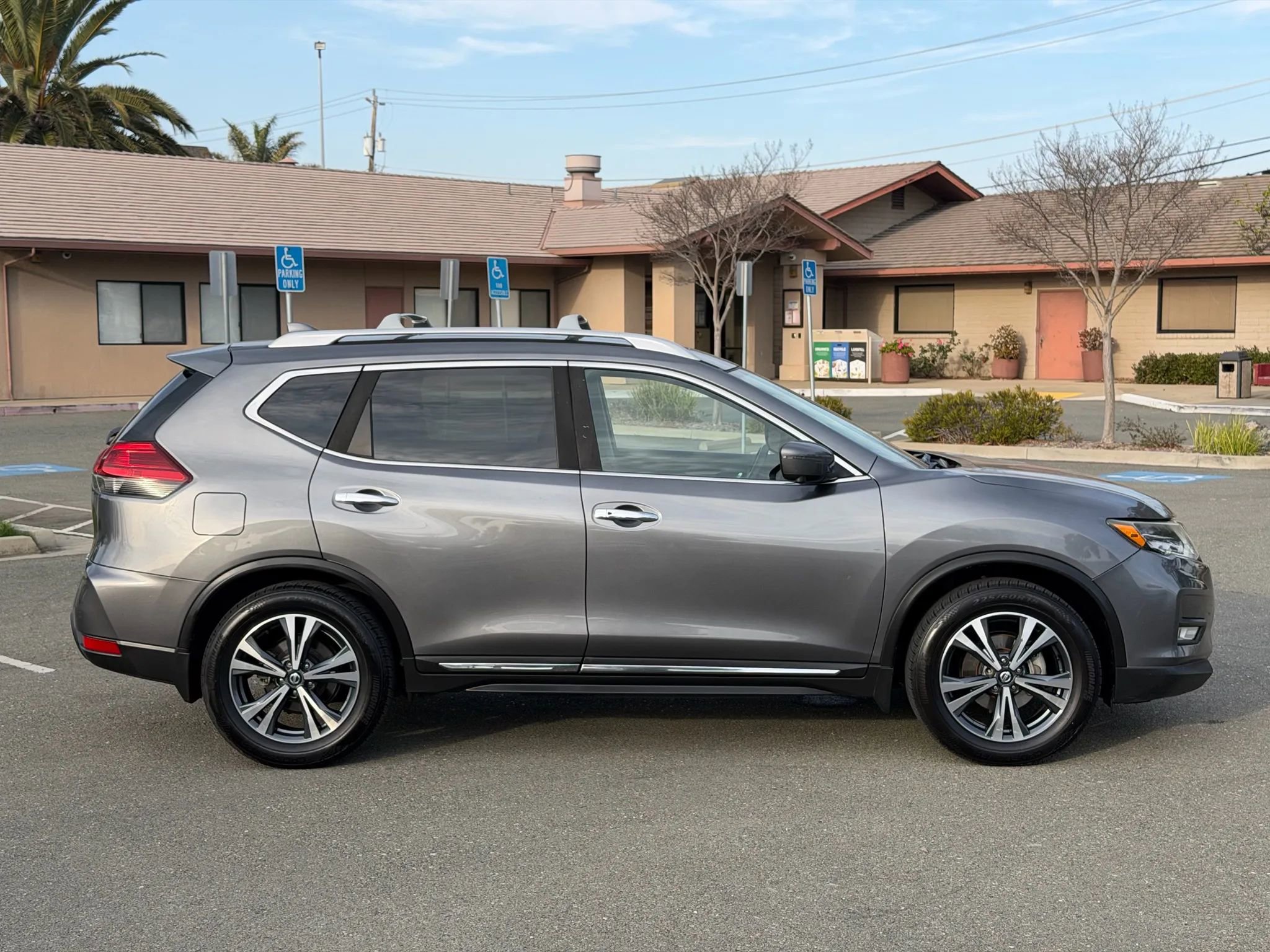 Used 2017 Nissan Rogue SL w/ SL Premium Package image 6