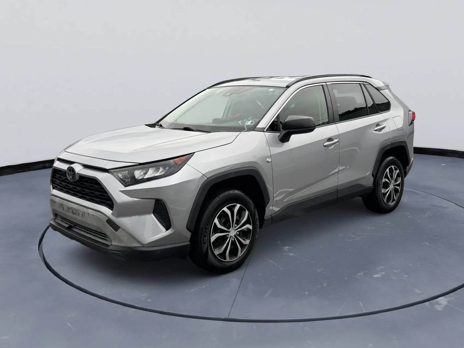 Used 2019 Toyota RAV4 LE FWD image 1