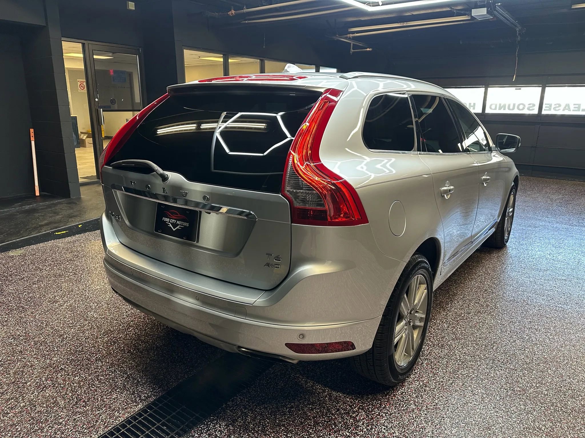 Used 2016 Volvo XC60 T6 w/ Proximity Package image 7