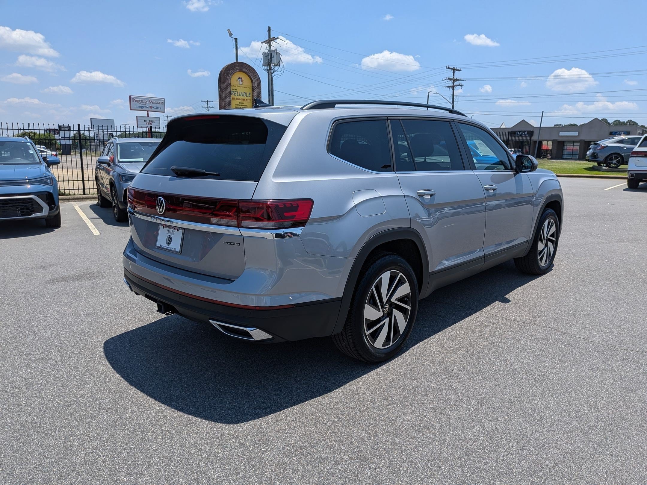 Used 2025 Volkswagen Atlas SE AWD/4WD image 3