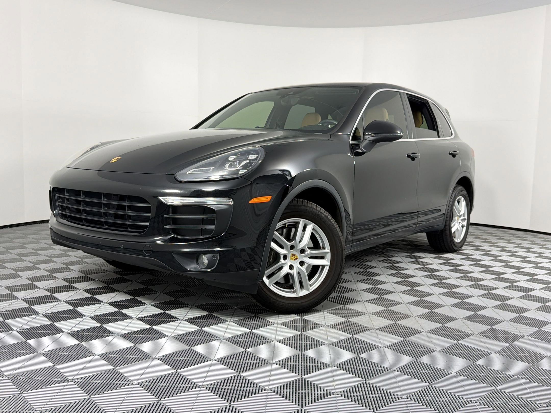Used 2016 Porsche Cayenne image 1