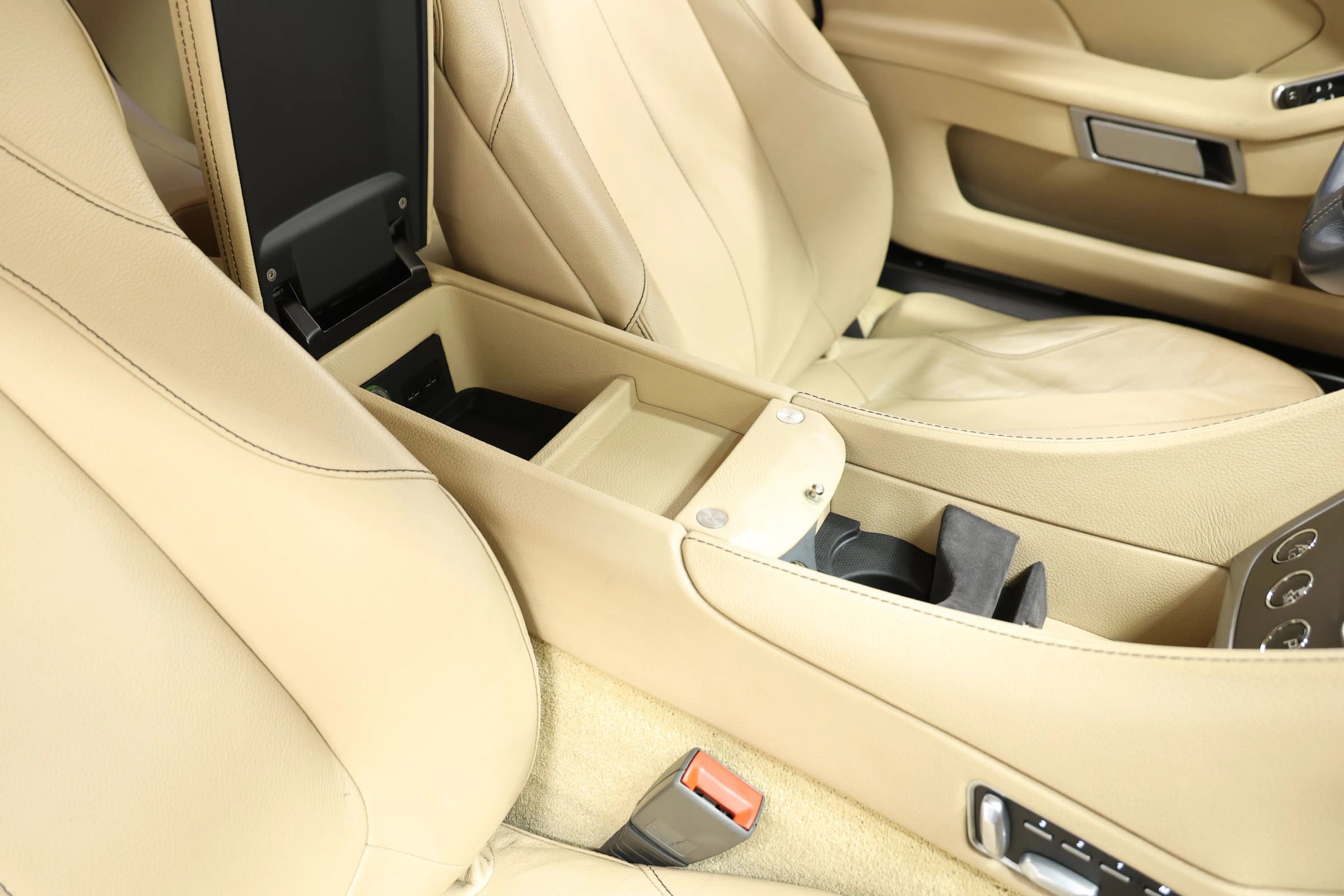 Used 2016 Aston Martin Vanquish Volante image 71