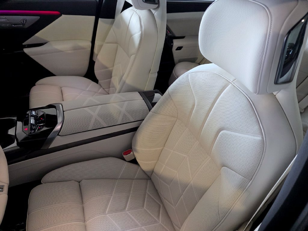New 2027 BMW 740i w/ Executive Package RWD image 9
