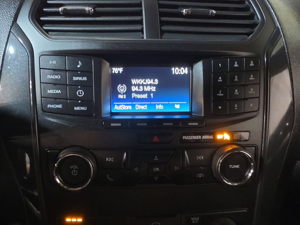 Used 2018 Ford Explorer XLT AWD/4WD image 12