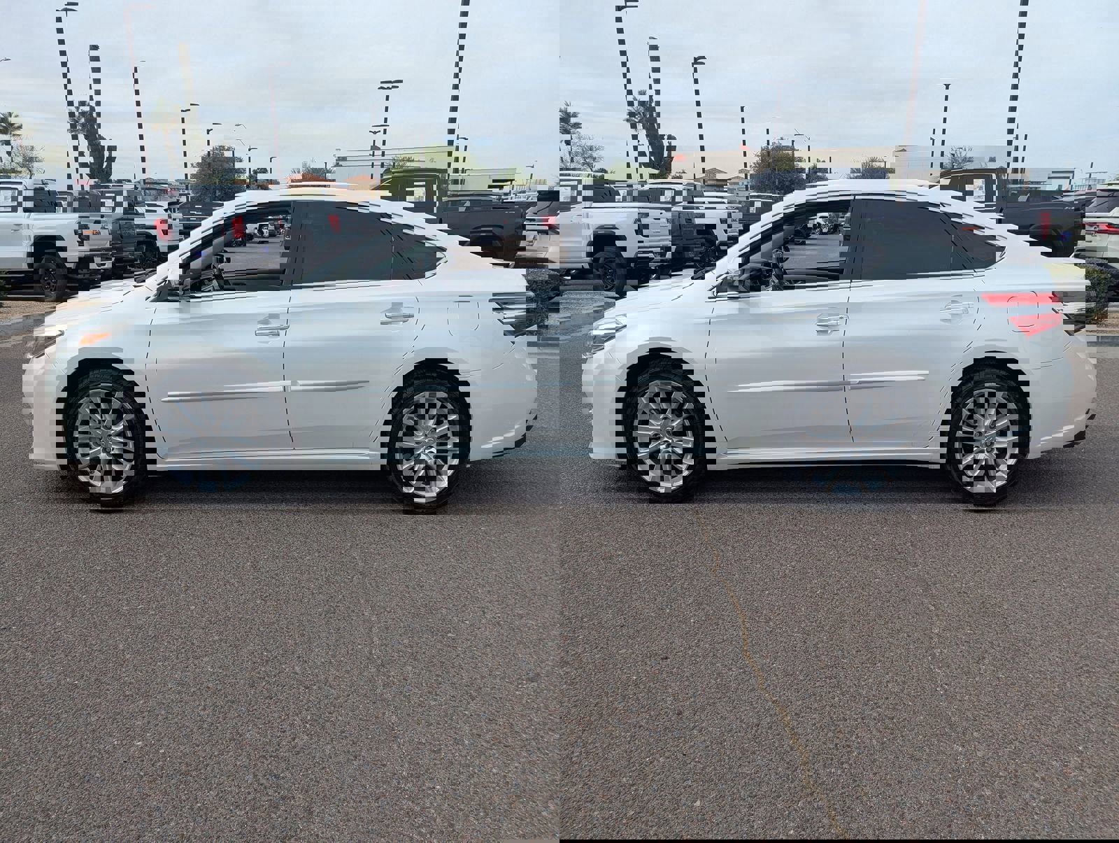 Used 2015 Toyota Avalon Limited image 3