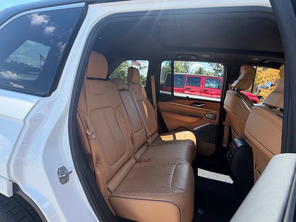 Used 2022 Jeep Grand Cherokee Summit AWD/4WD image 40