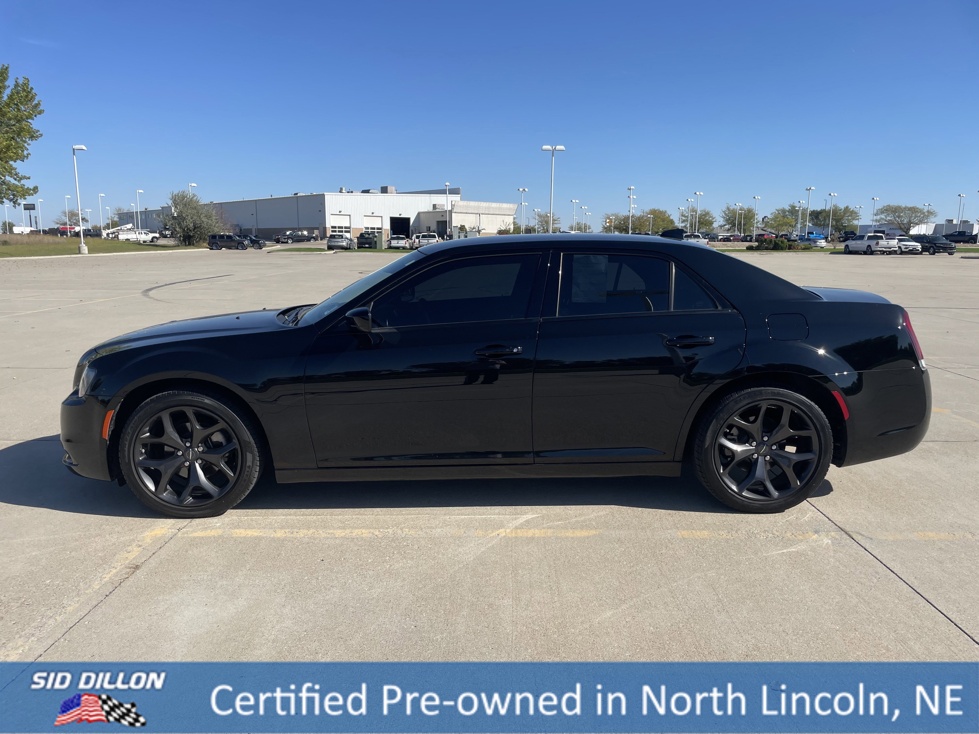 Used 2023 Chrysler 300 Touring w/ Safetytec Plus Group image 2