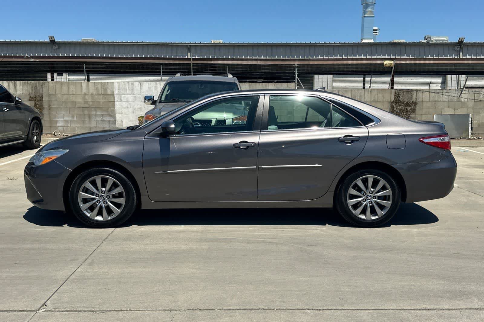 Used 2017 Toyota Camry XLE FWD image 6