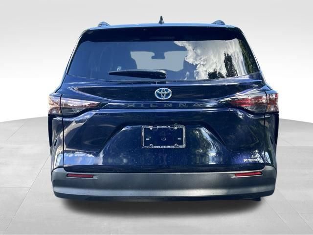 Certified 2023 Toyota Sienna LE FWD image 4