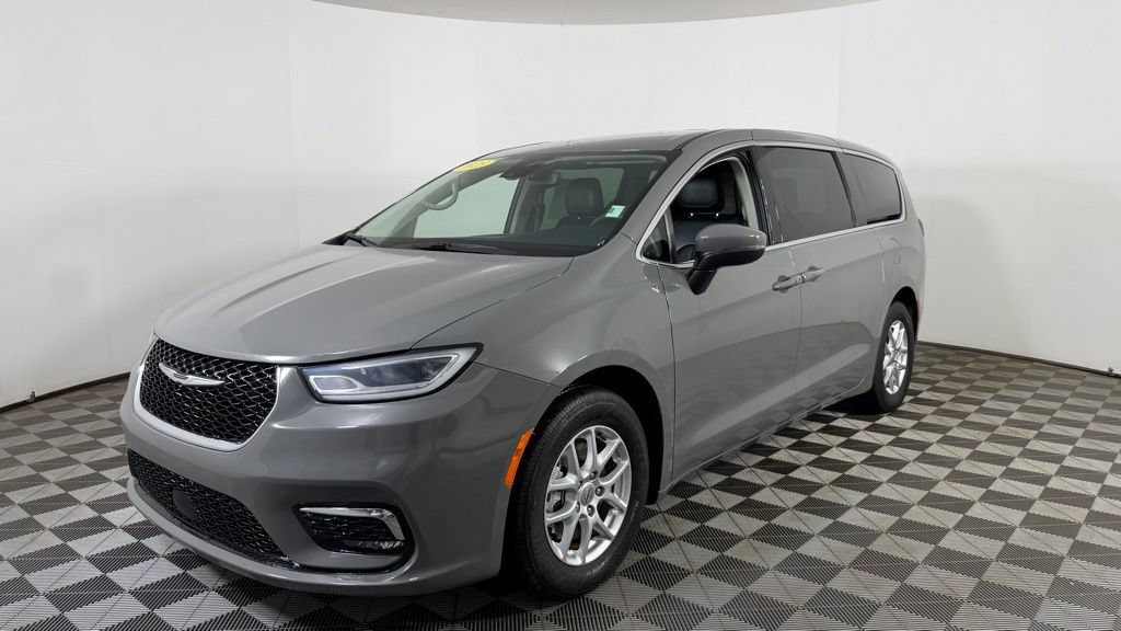 Used 2023 Chrysler Pacifica Touring-L FWD image 3