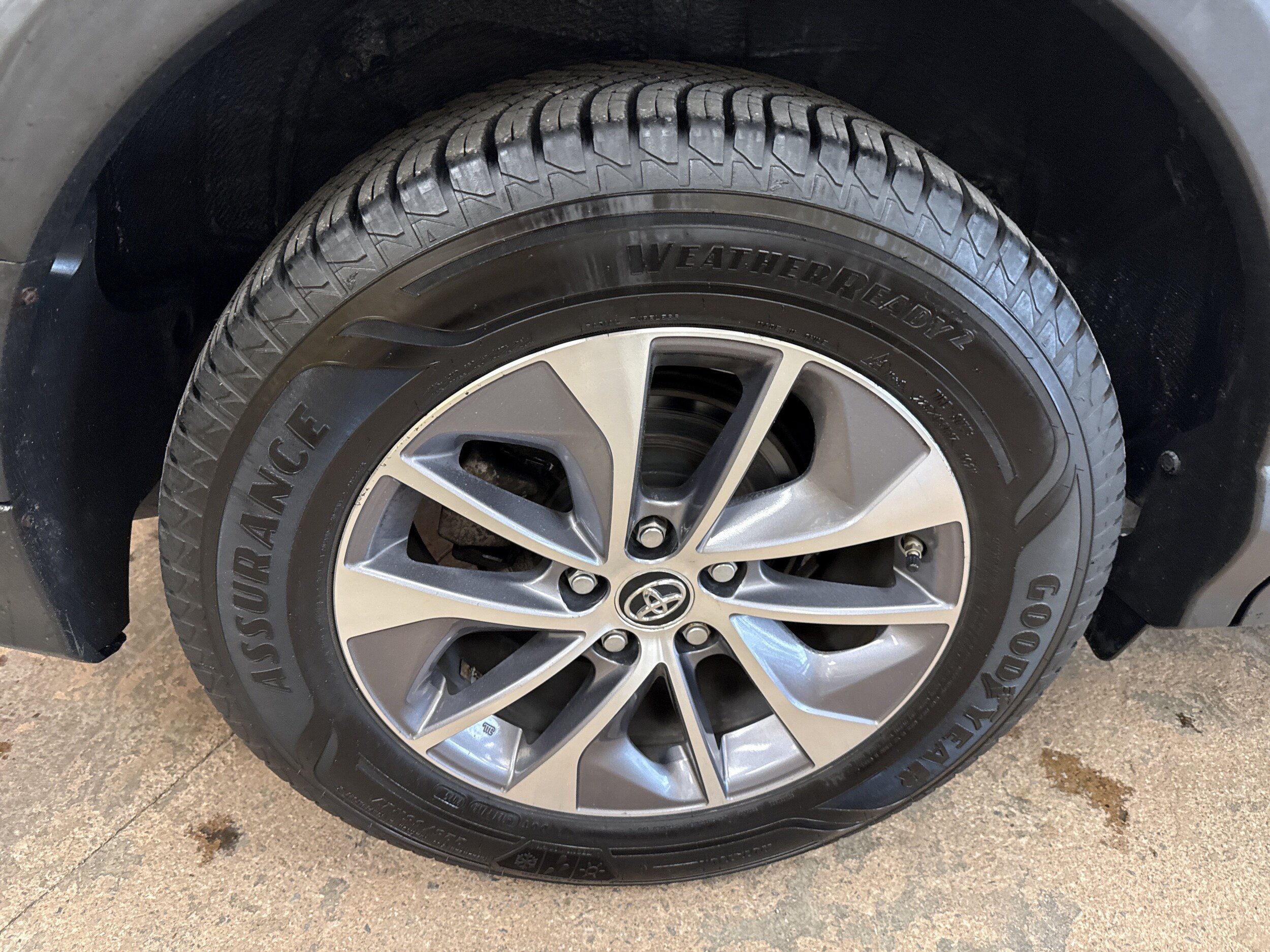 Used 2018 Toyota RAV4 XLE AWD/4WD image 12