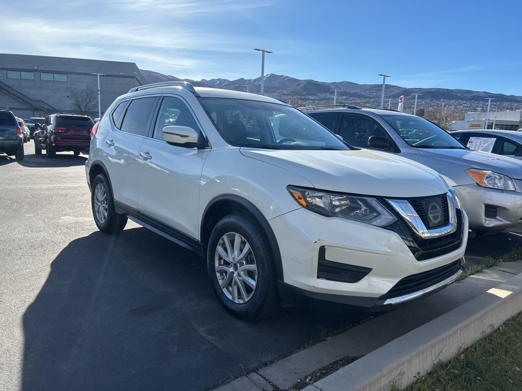 Used 2017 Nissan Rogue SV image 2
