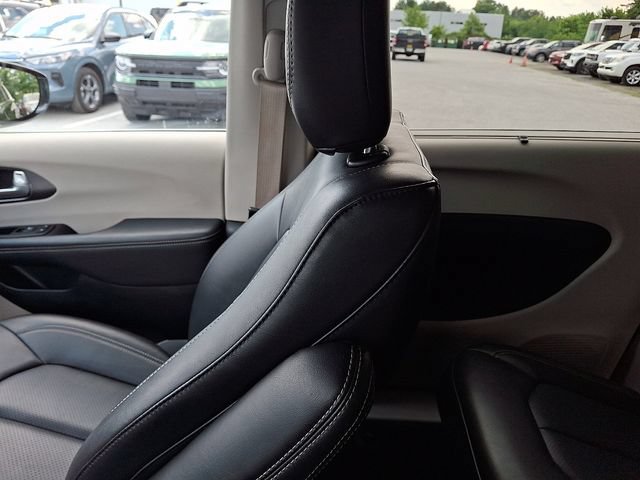 Used 2024 Chrysler Pacifica Touring-L FWD image 24