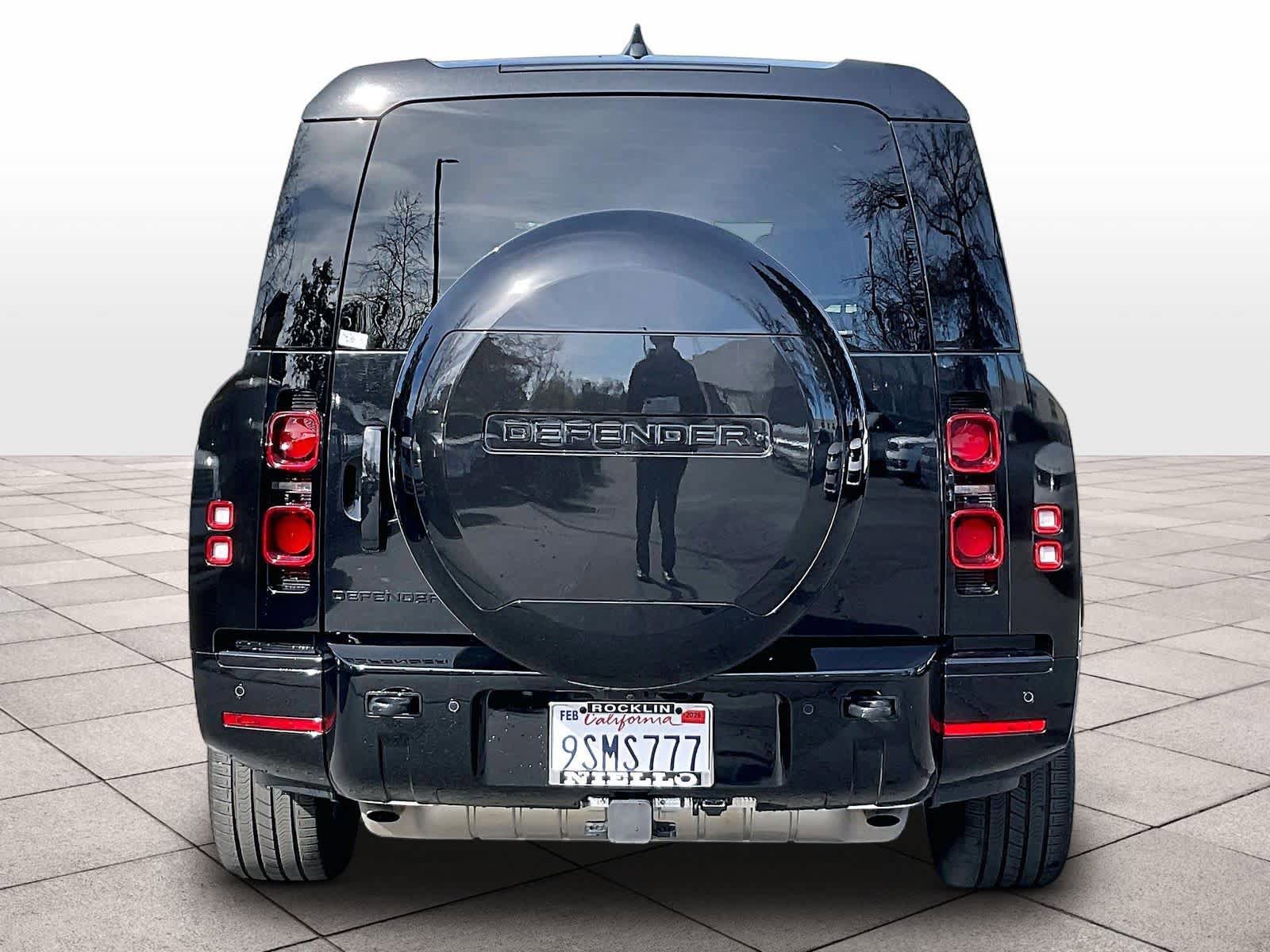 Used 2025 Land Rover Defender 130 X-Dynamic SE image 6