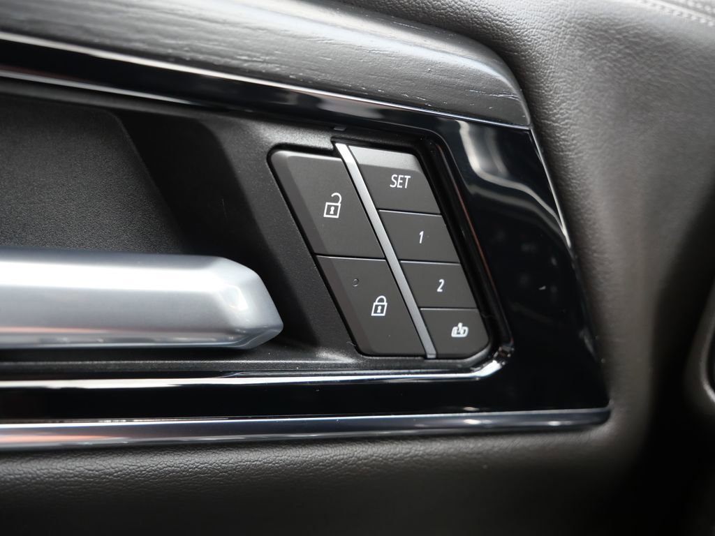 Used 2025 GMC Yukon XL Denali AWD/4WD image 30