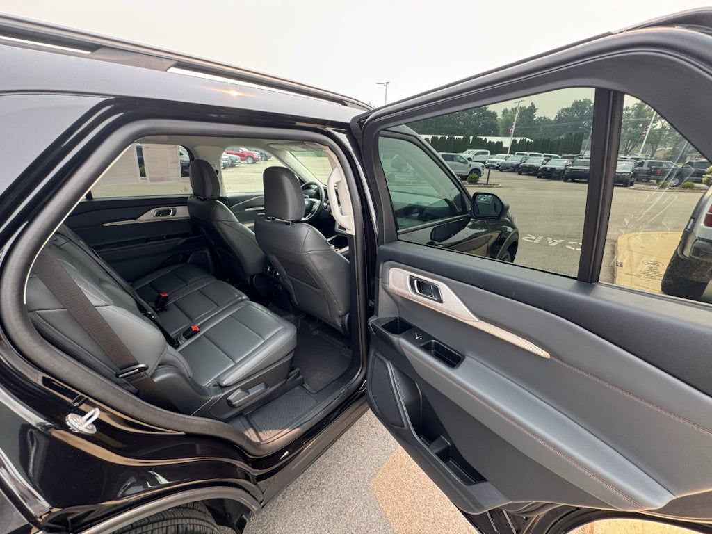 Used 2025 Ford Explorer Active w/ Active Comfort Package AWD/4WD image 27