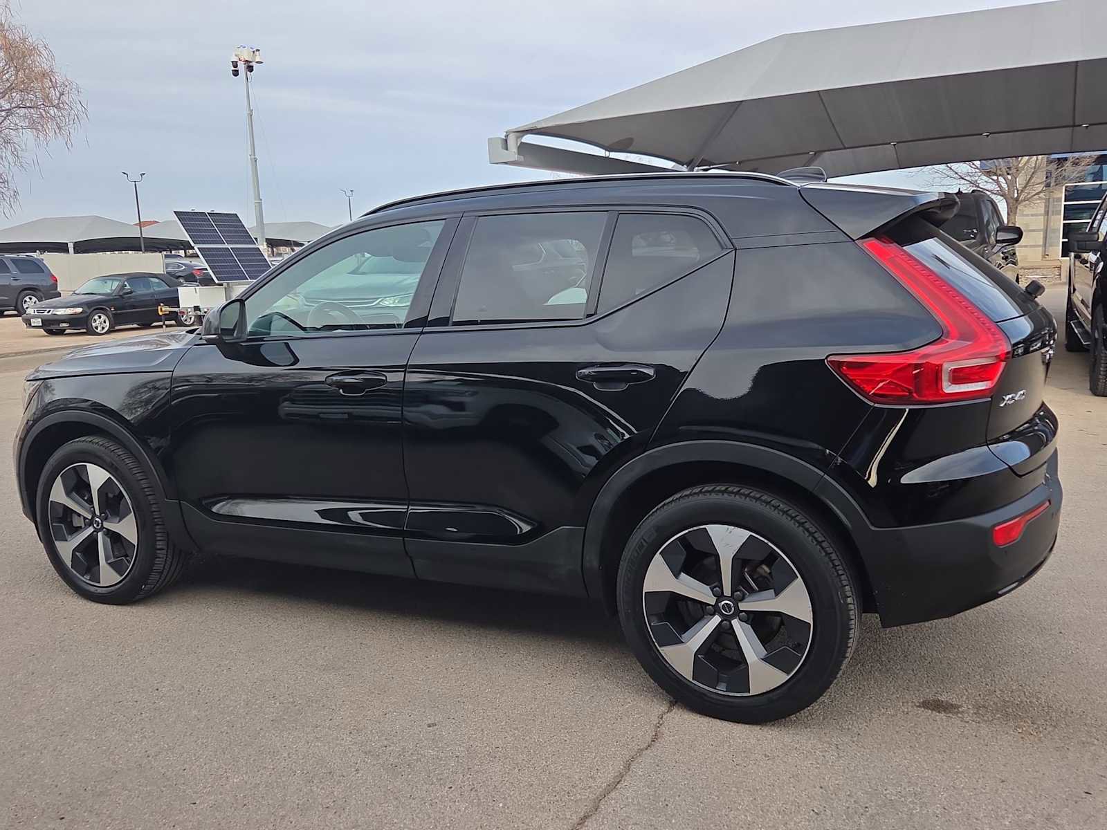 Used 2023 Volvo XC40 B4 Ultimate image 3