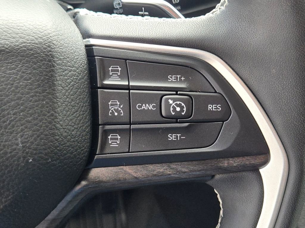 Used 2023 Jeep Grand Cherokee Limited w/ Luxury Tech Group II AWD/4WD image 24