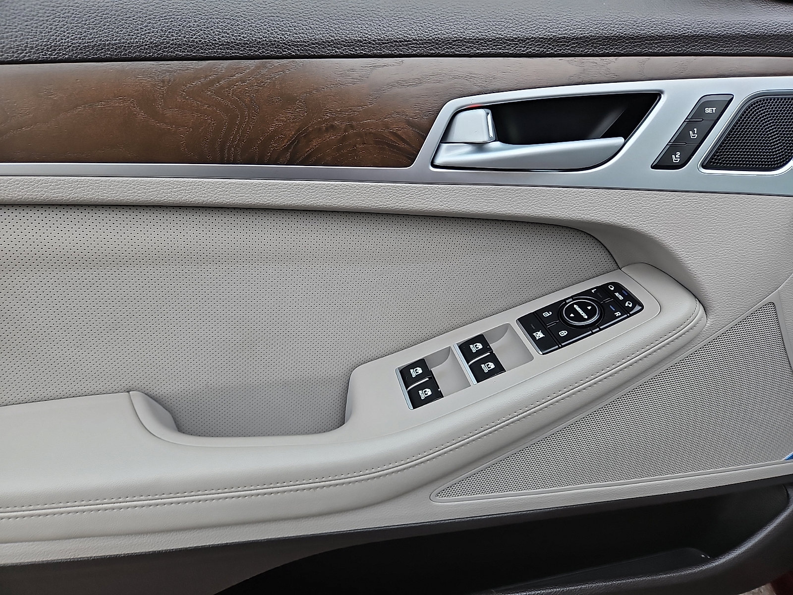 Used 2015 Hyundai Genesis 3.8 w/ Option Group 04 image 12