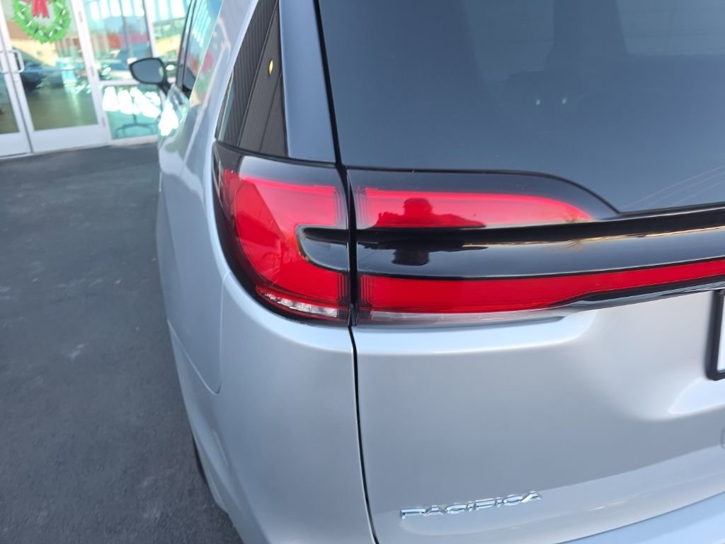 Used 2023 Chrysler Pacifica Touring-L image 12
