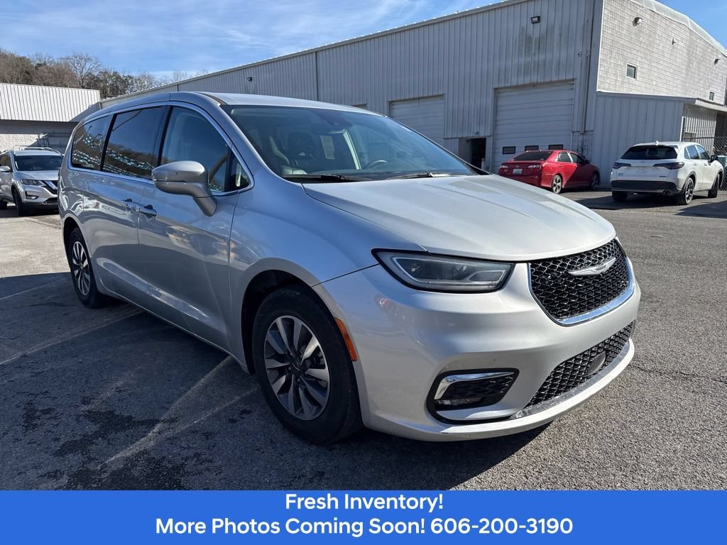 Used 2022 Chrysler Pacifica Touring-L FWD image 3