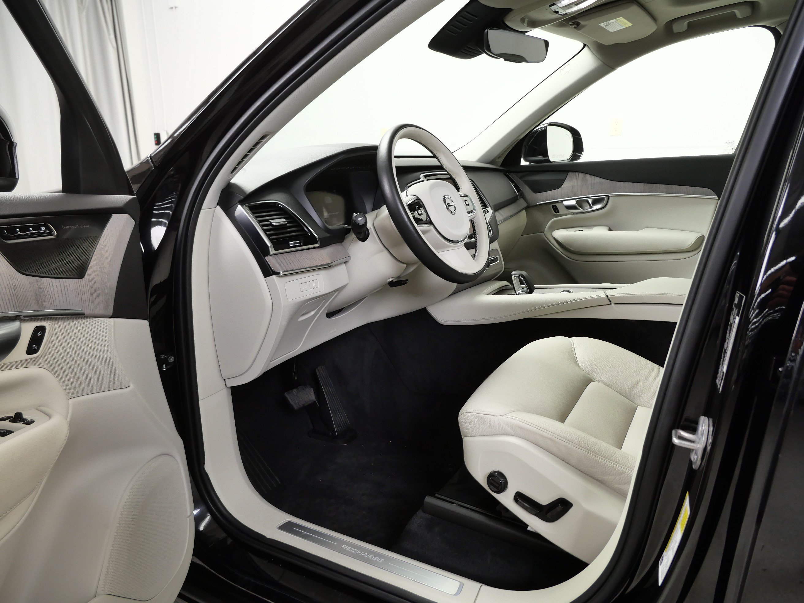 Used 2024 Volvo XC90 T8 Plus w/ Protection Package Premier AWD/4WD image 14