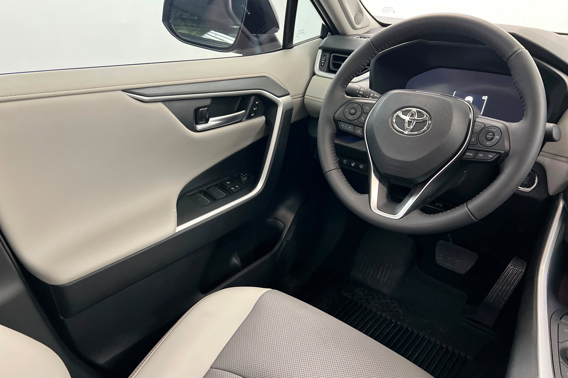 Used 2025 Toyota RAV4 Limited w/ Advanced Technology Package image 12