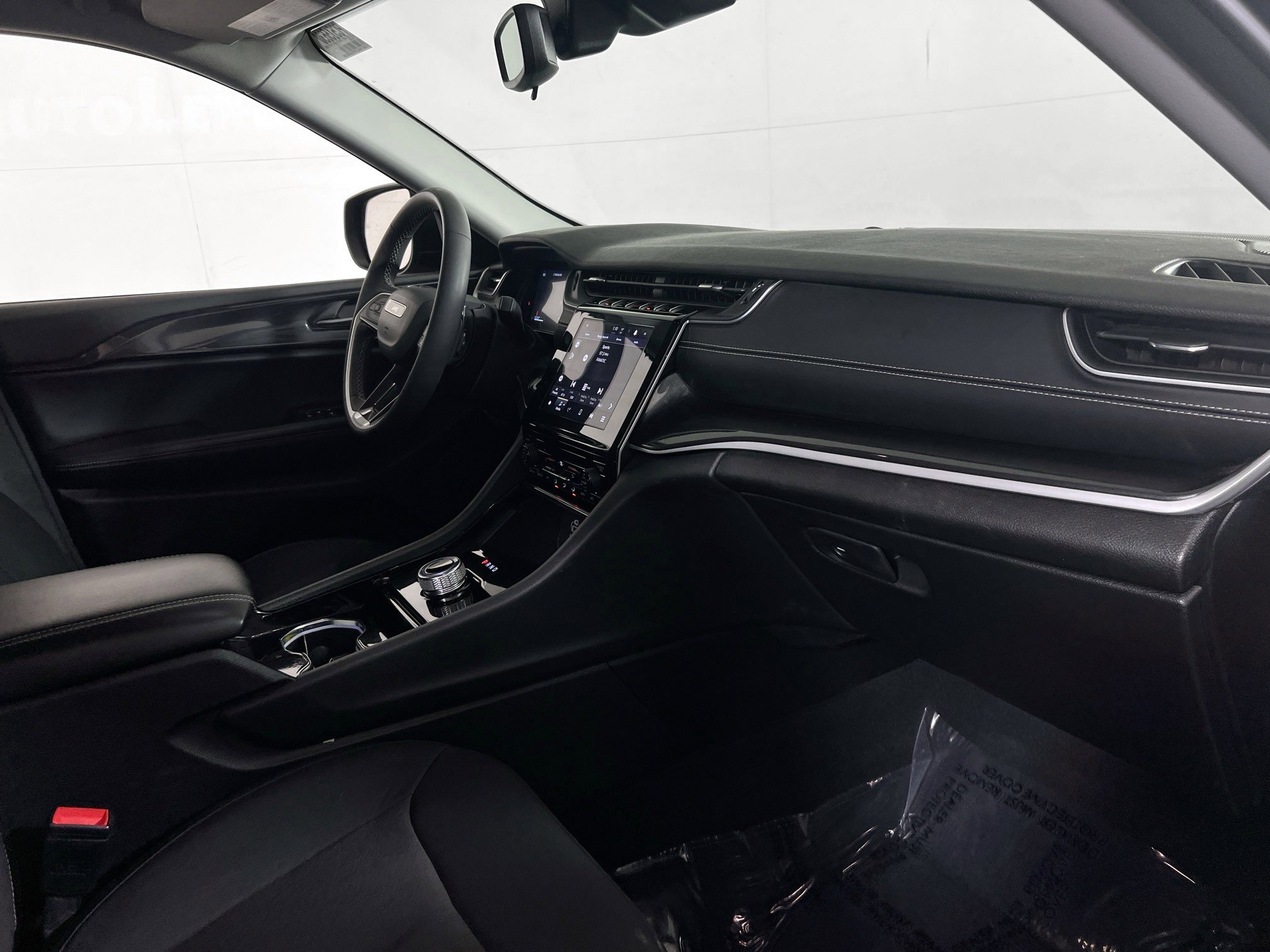 Used 2023 Jeep Grand Cherokee Laredo image 25