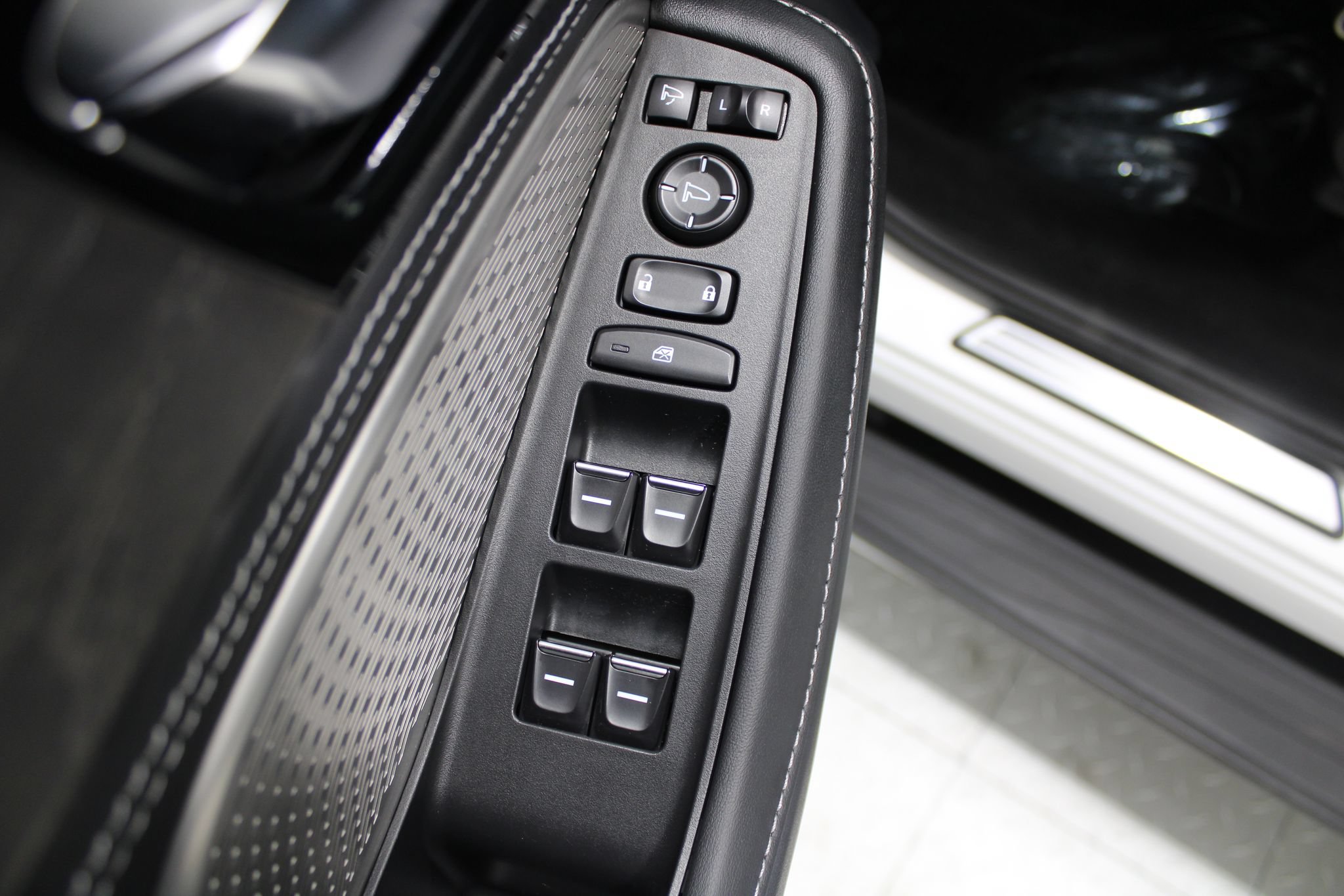 Used 2023 Acura MDX w/ Advance Package AWD/4WD image 46