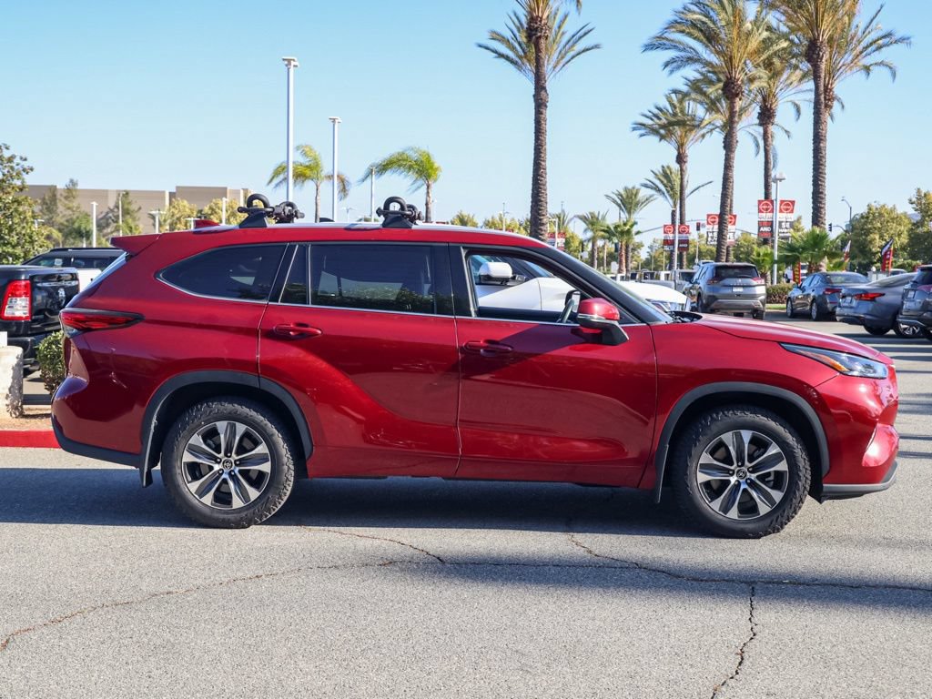 Used 2022 Toyota Highlander XLE AWD/4WD image 3