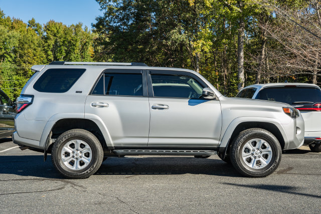 Used 2022 Toyota 4Runner SR5 AWD/4WD image 4