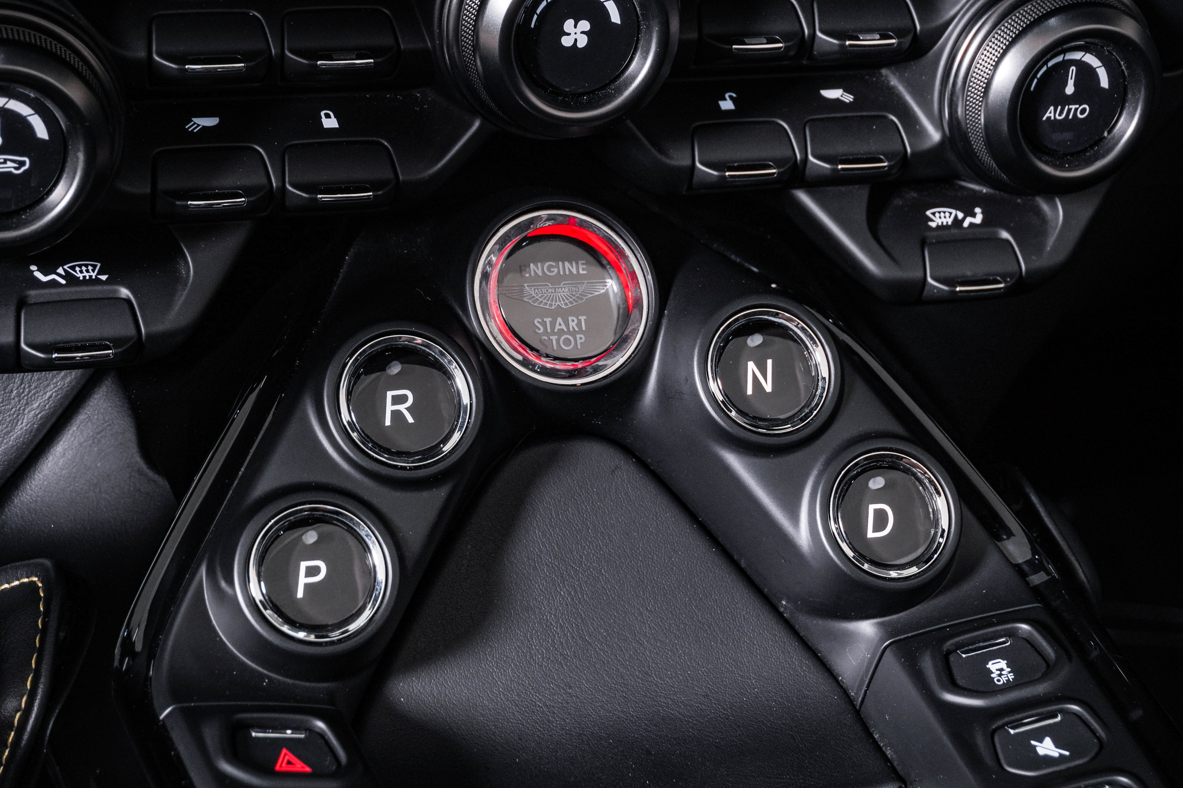 Used 2023 Aston Martin V8 Vantage Roadster RWD image 33