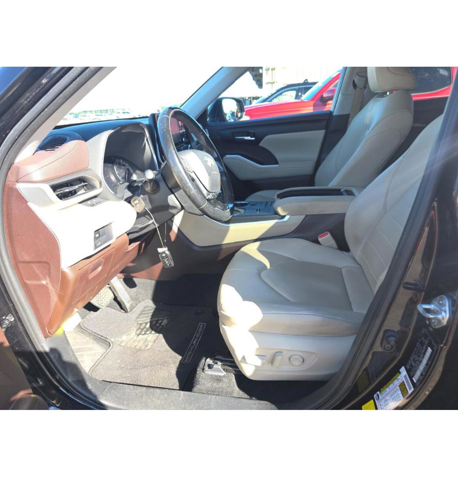 Used 2021 Toyota Highlander XLE image 27