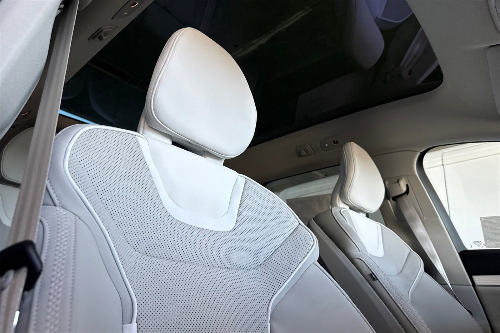 New 2025 Volvo EX90 Plus w/ Protection Package Premier image 17