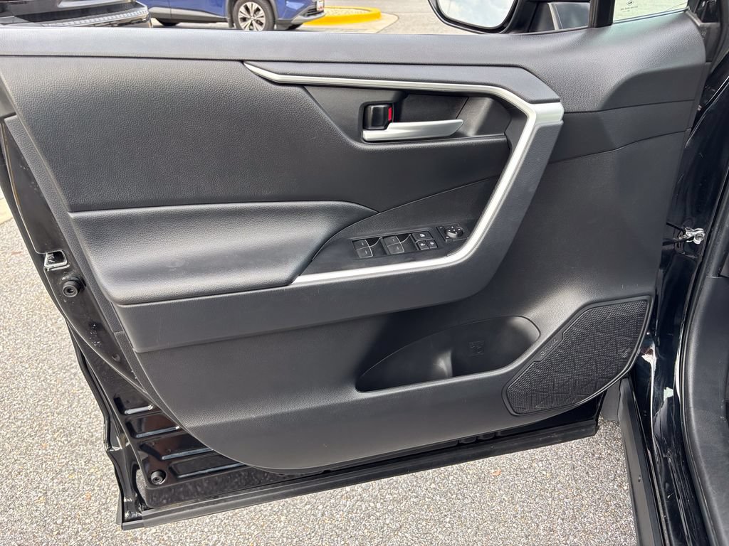 Used 2025 Toyota RAV4 XLE AWD/4WD image 16