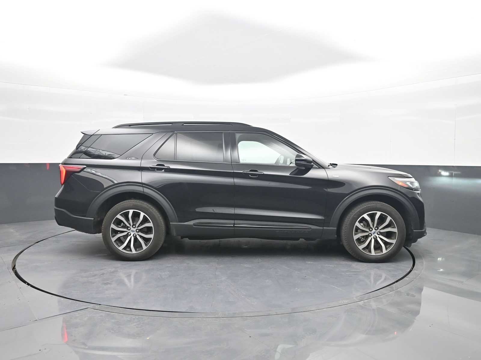 Used 2025 Ford Explorer ST-Line AWD/4WD image 9