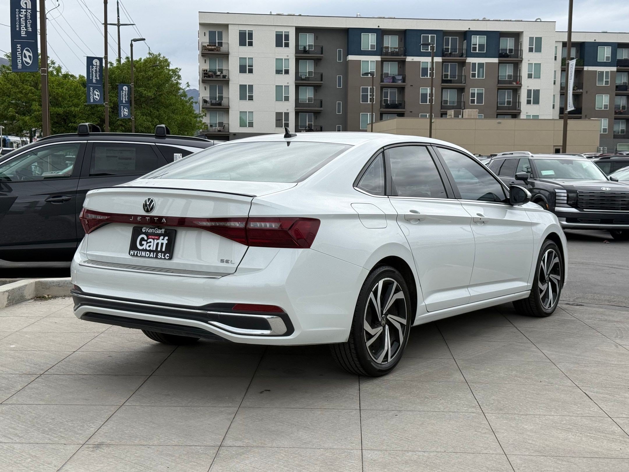 Used 2025 Volkswagen Jetta SEL FWD image 3