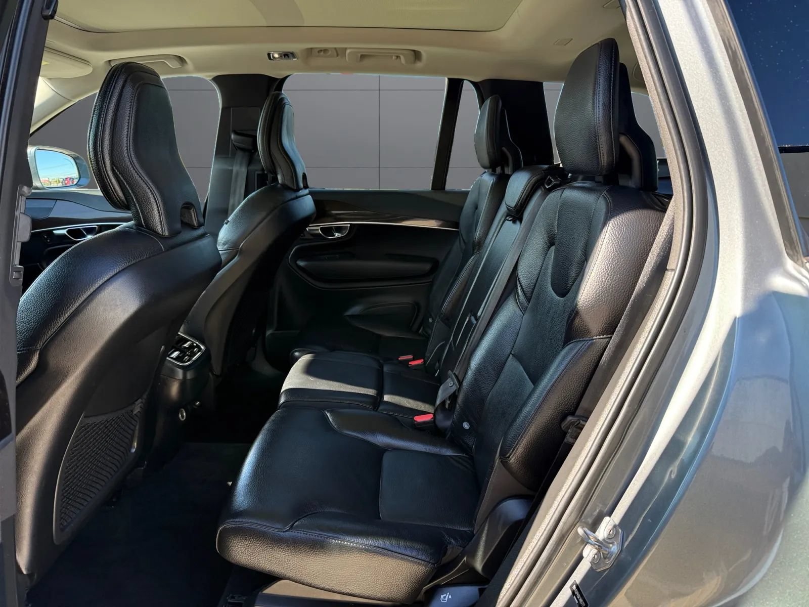 Used 2019 Volvo XC90 T5 Momentum w/ Multimedia Package AWD/4WD image 19