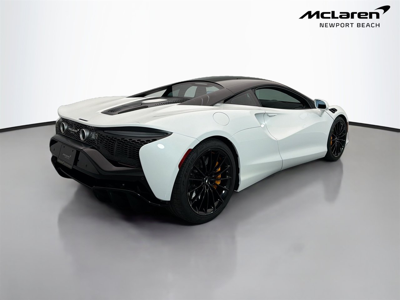 Used 2025 McLaren Artura RWD image 24
