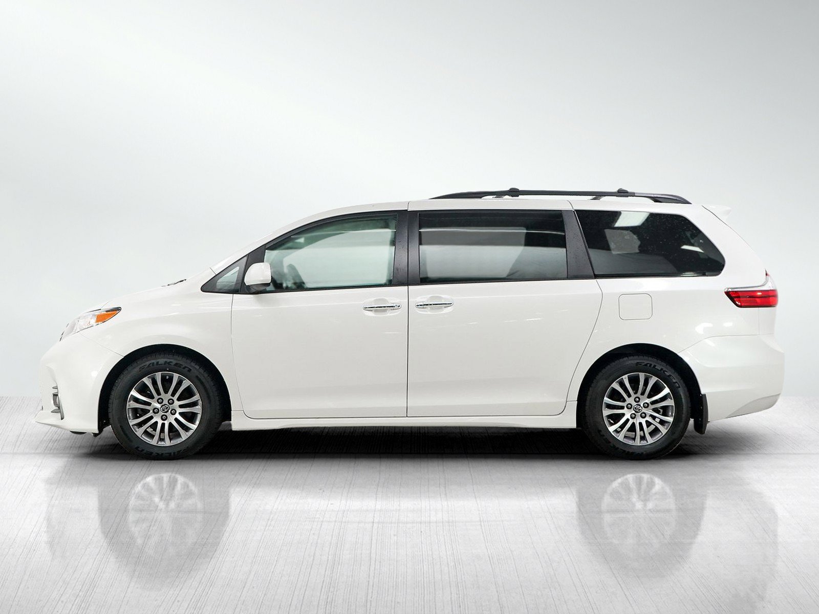 Used 2020 Toyota Sienna XLE Premium w/ Carpet Mat Package FWD image 2