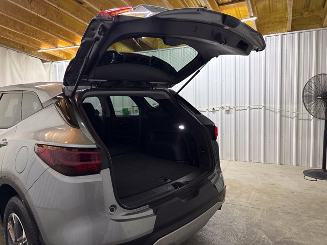 Used 2025 Chevrolet Blazer LT FWD image 9
