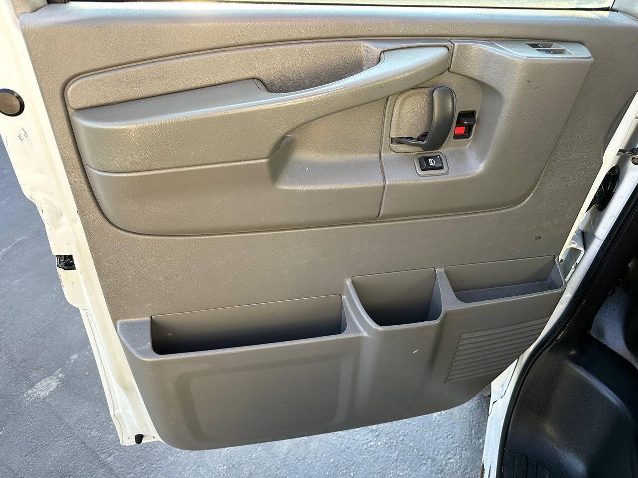 Used 2014 Chevrolet Express 2500 RWD image 18