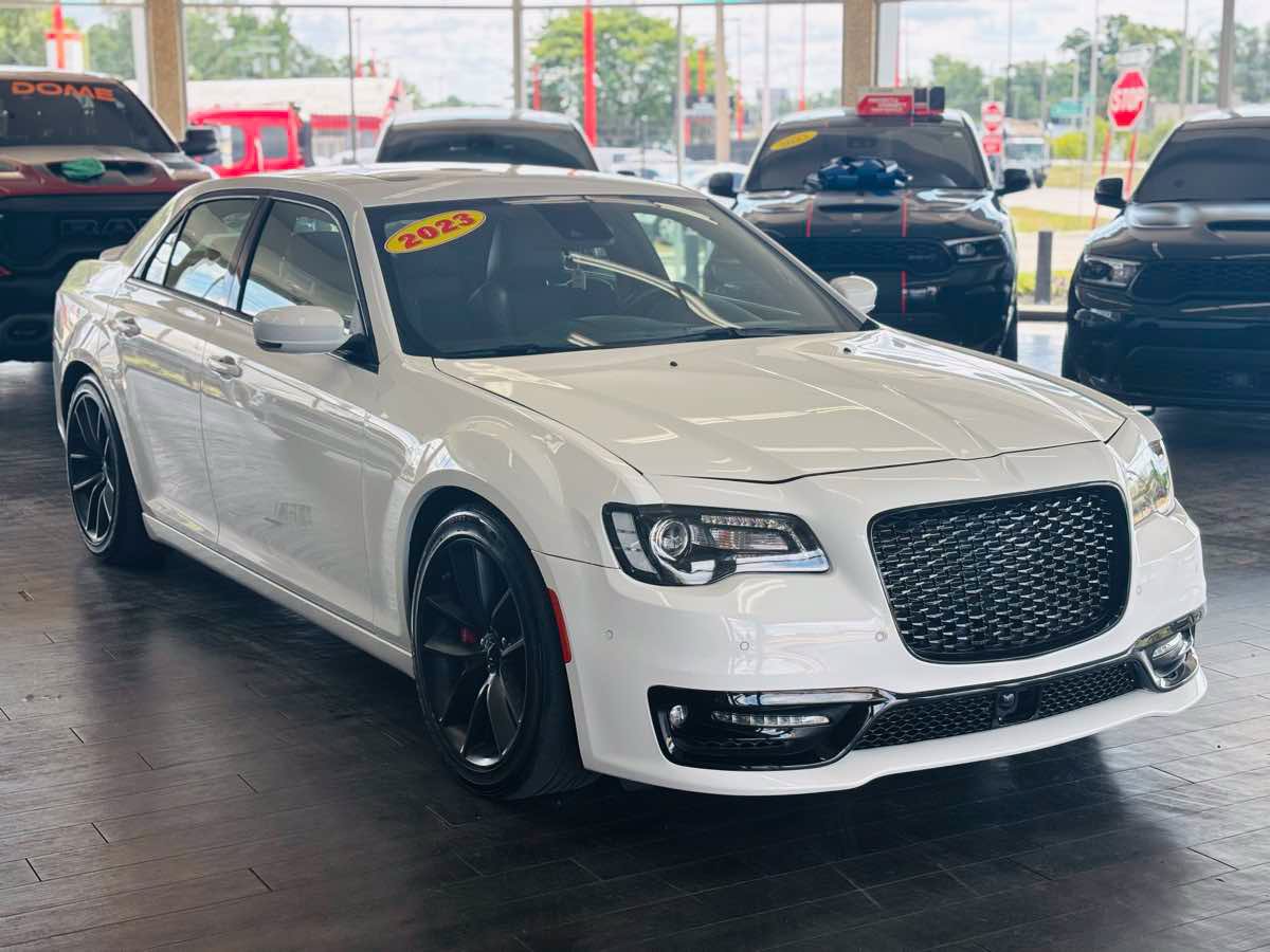 Used 2023 Chrysler 300 C RWD image 1