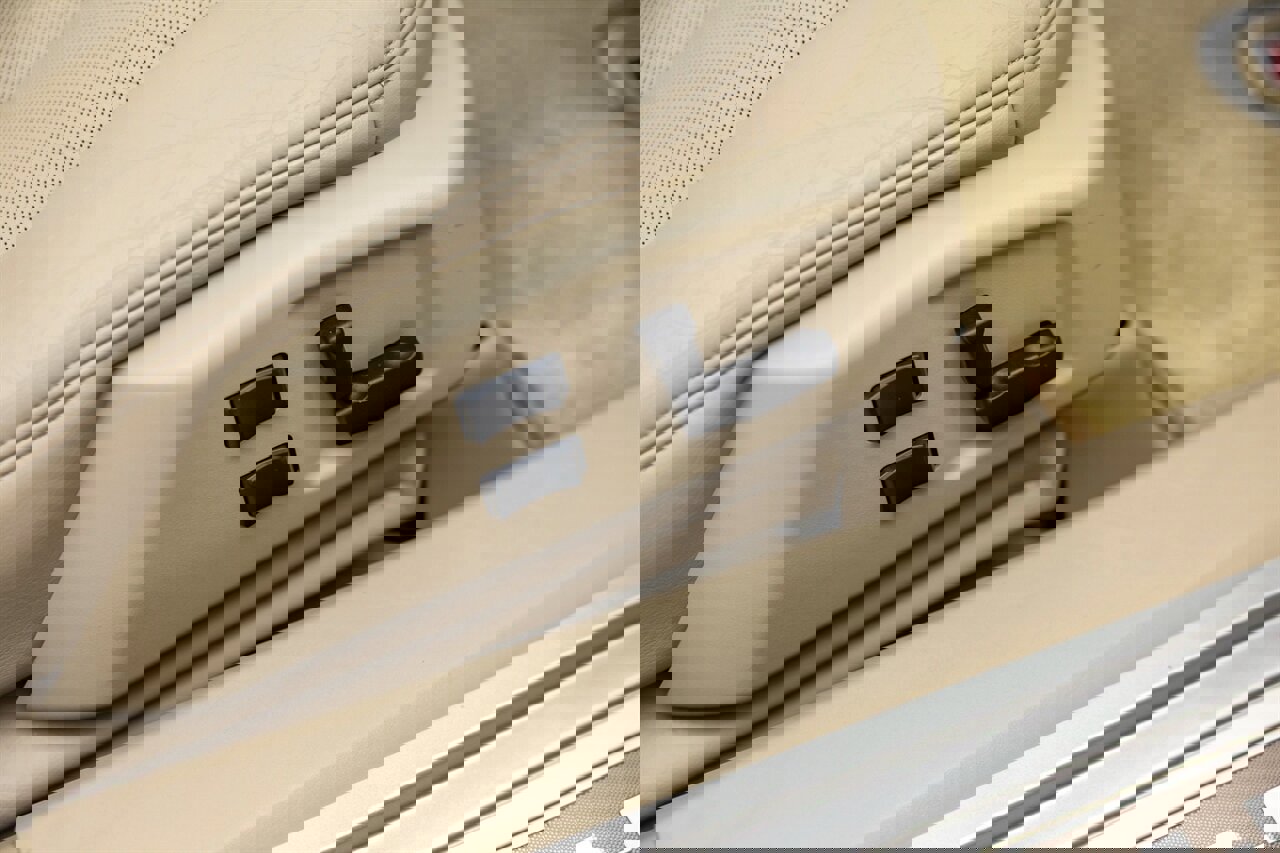 Used 2005 Cadillac XLR image 39